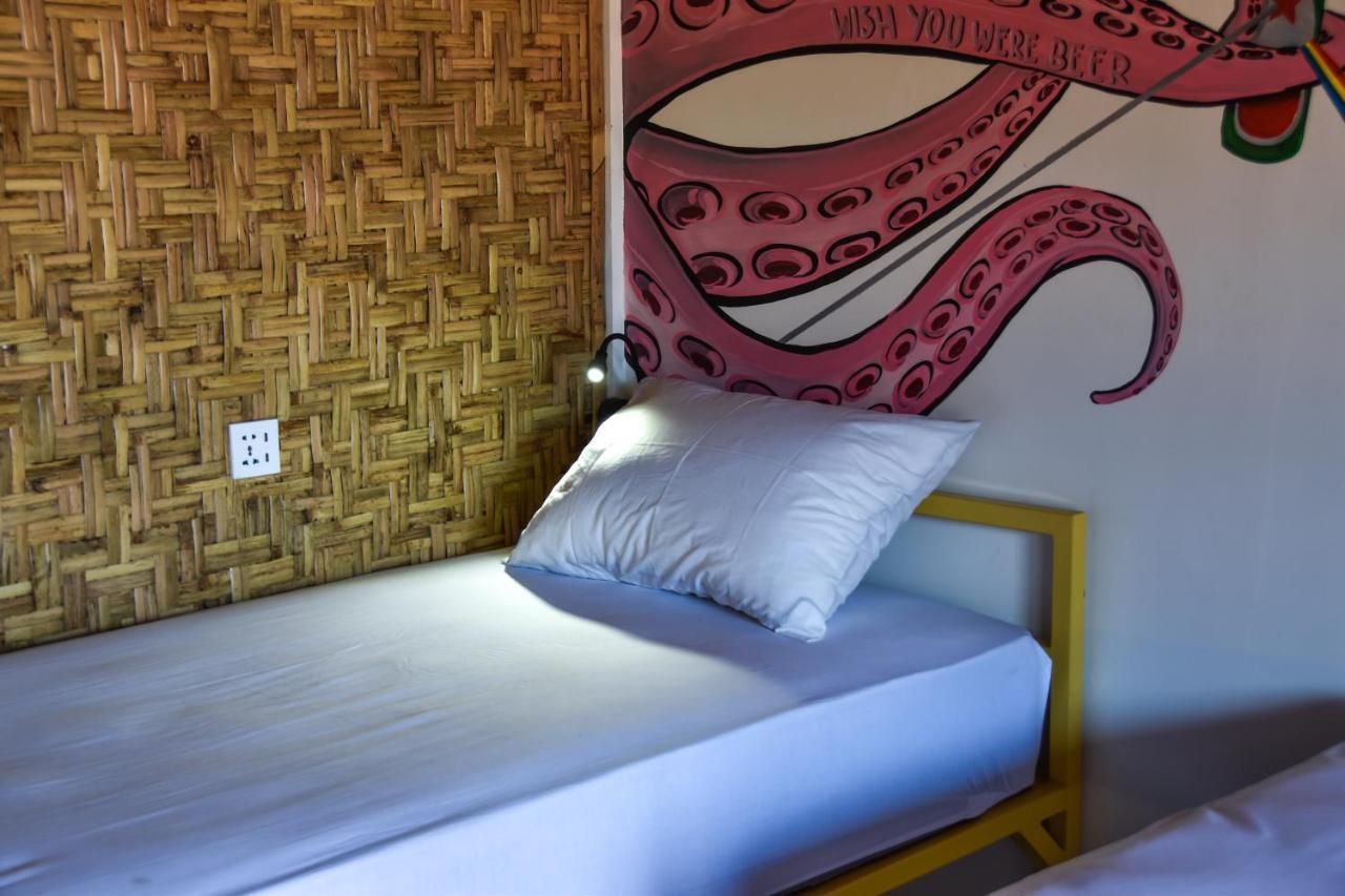 Mad Monkey Gili Trawangan Vandrehjem Eksteriør billede A bed with a pillow