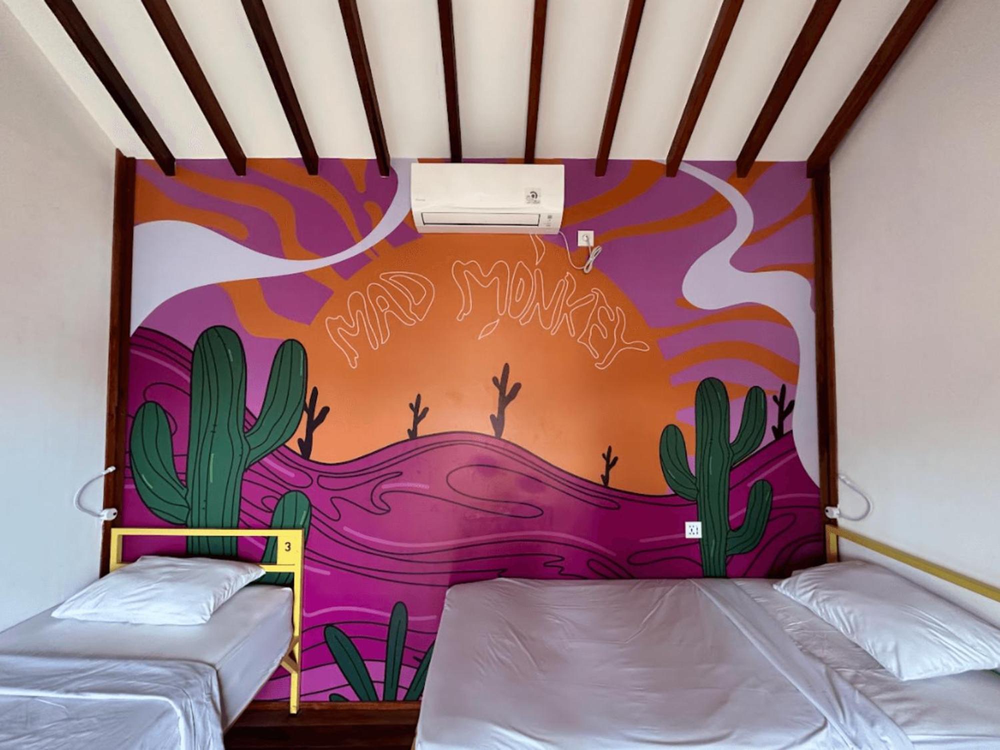 Mad Monkey Gili Trawangan Vandrehjem Eksteriør billede Mural in a room at the hotel