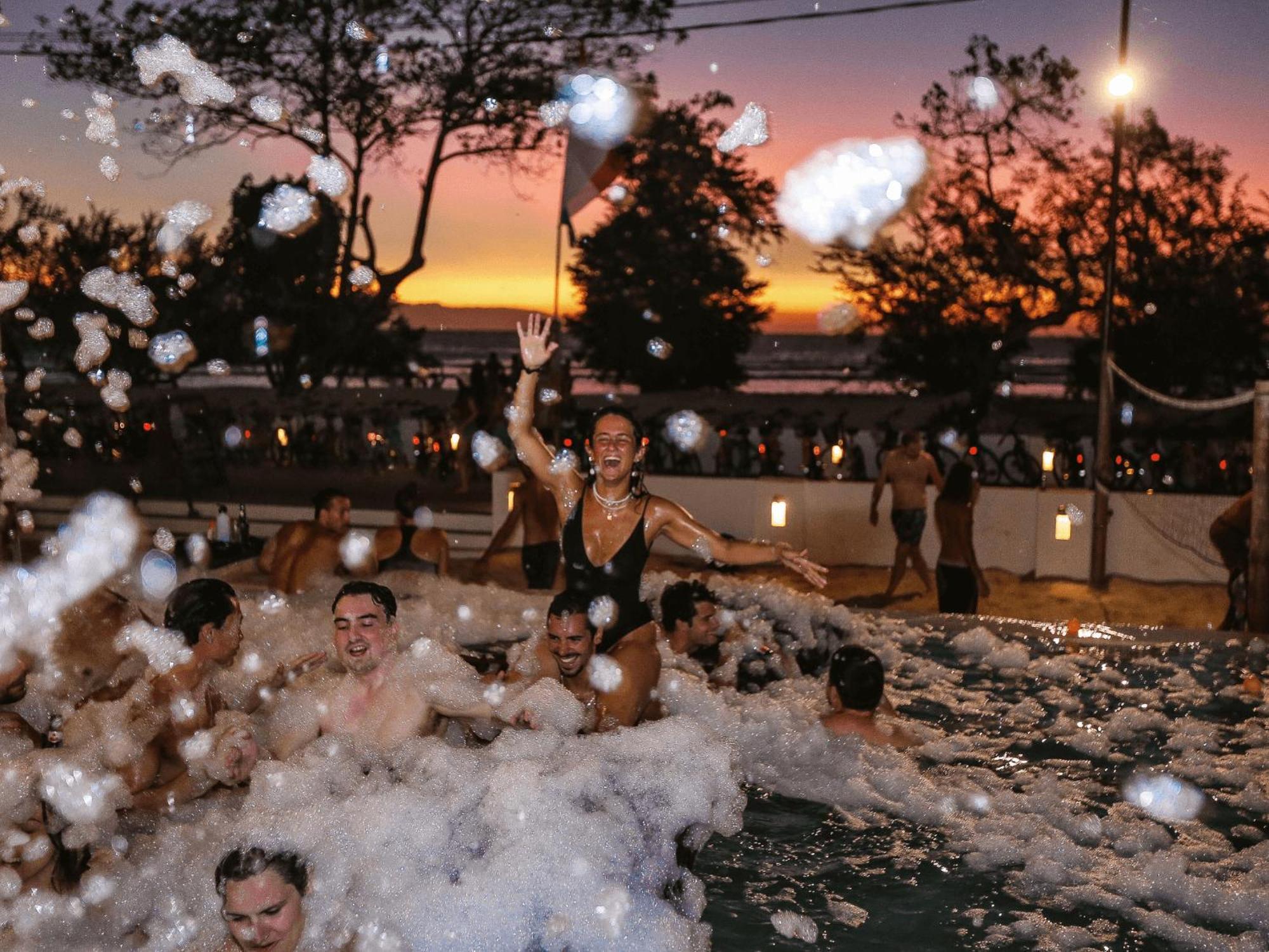 Mad Monkey Gili Trawangan Vandrehjem Eksteriør billede Bubble party in Croatia