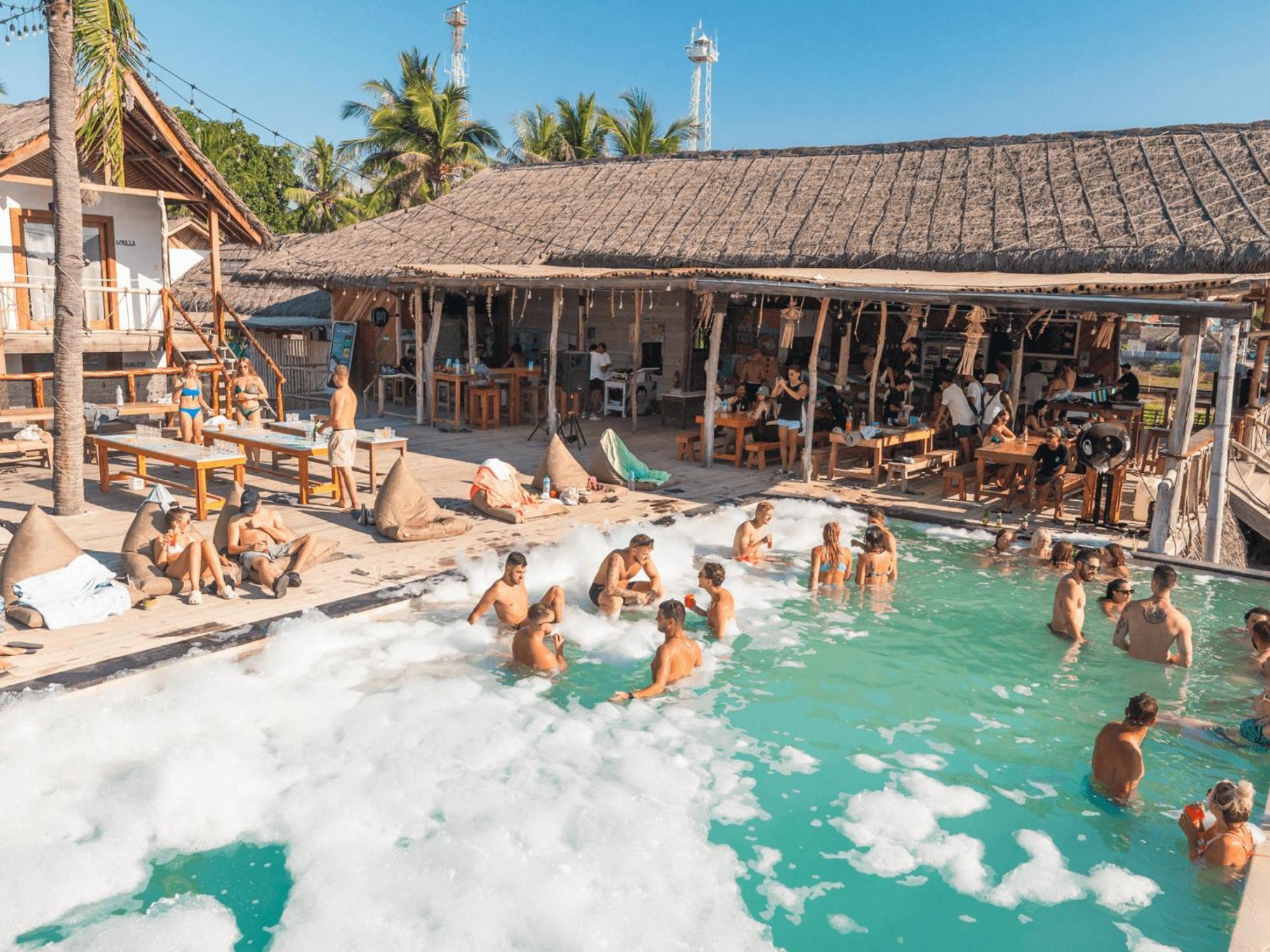 Mad Monkey Gili Trawangan Vandrehjem Eksteriør billede The Geyser Hot Springs