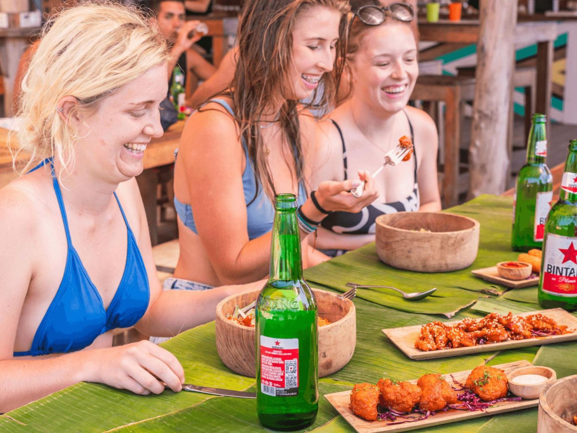 Mad Monkey Gili Trawangan Vandrehjem Eksteriør billede Tourists enjoying the cuisine of Bali