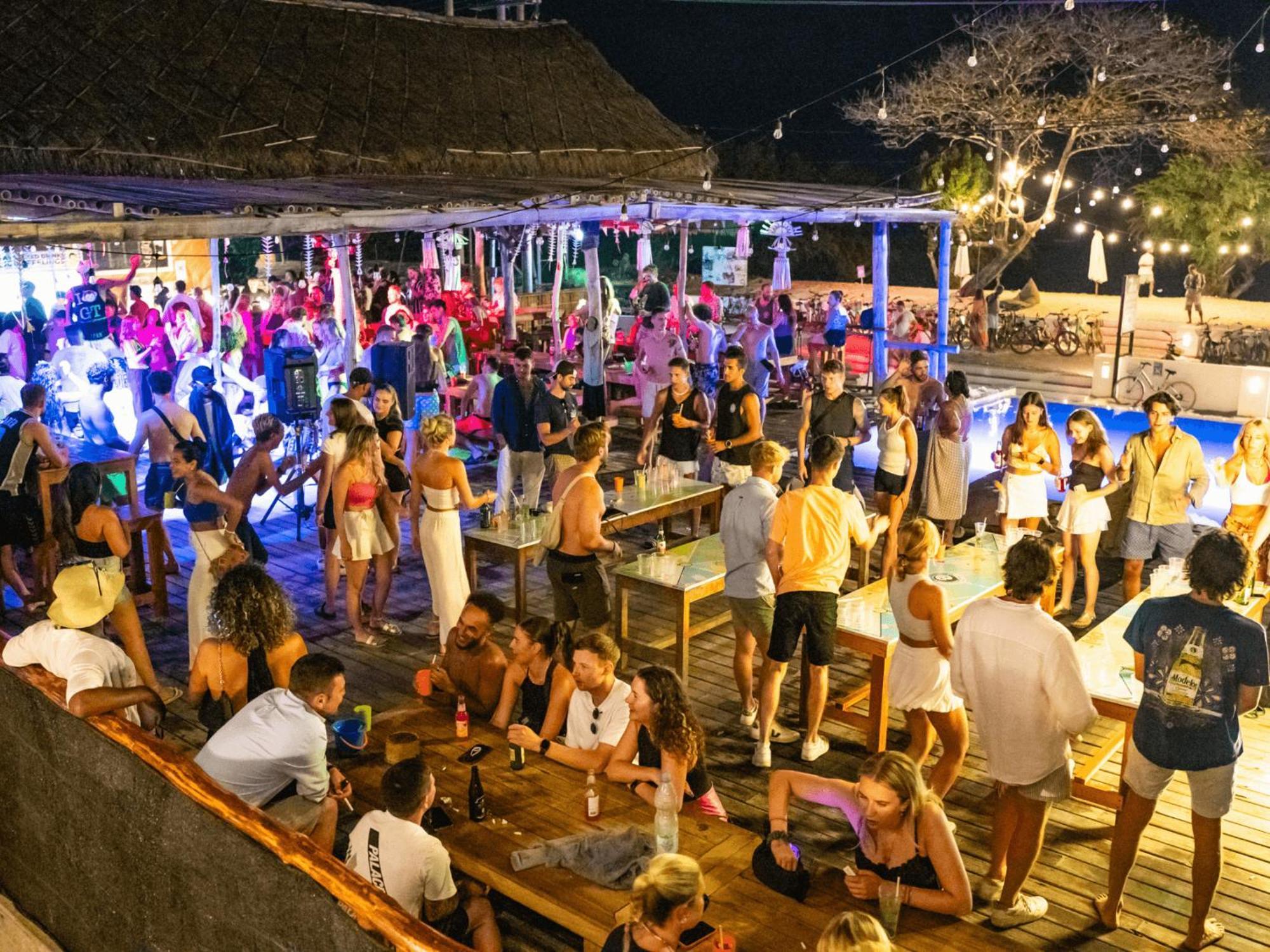 Mad Monkey Gili Trawangan Vandrehjem Eksteriør billede The bar at night