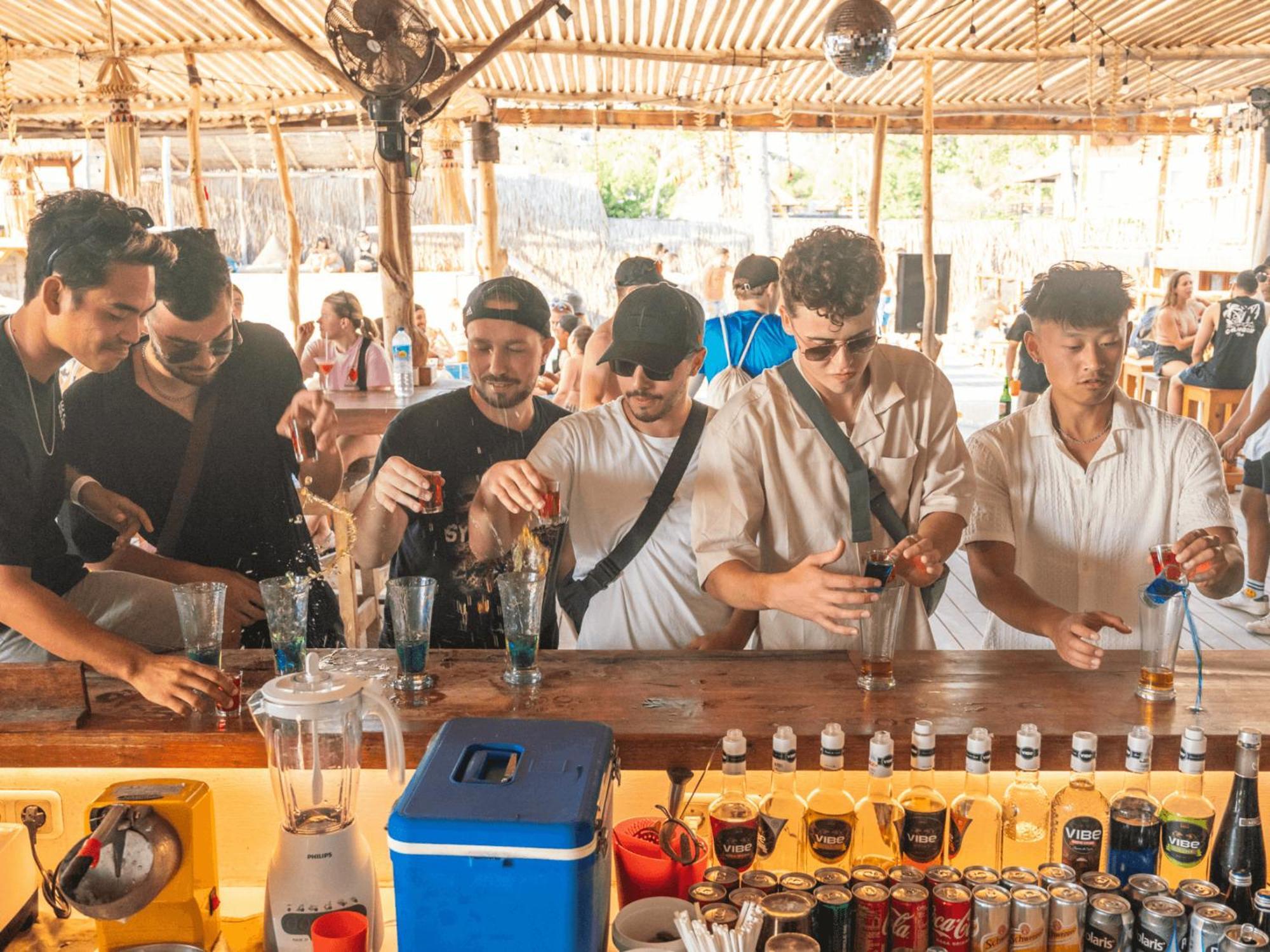 Mad Monkey Gili Trawangan Vandrehjem Eksteriør billede A bar in Goa, India