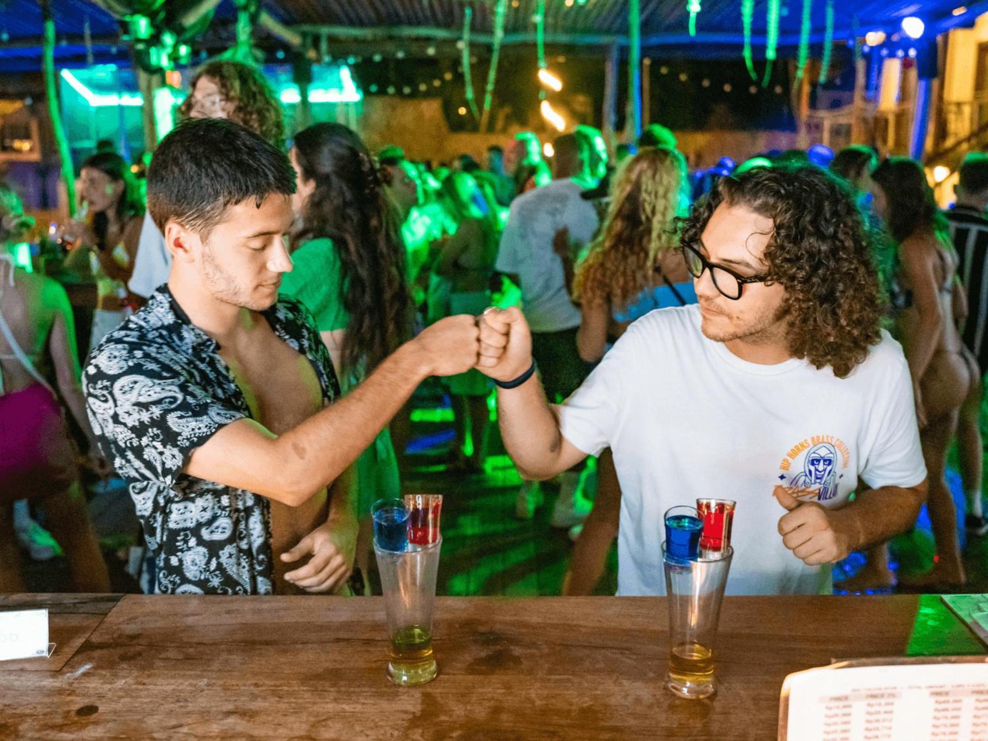 Mad Monkey Gili Trawangan Vandrehjem Eksteriør billede Two men bumping fists in a nightclub