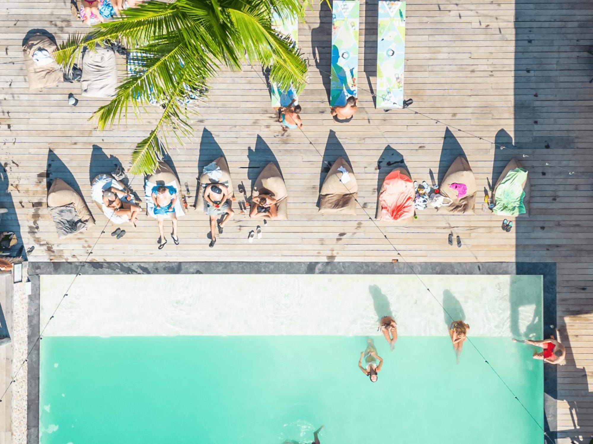 Mad Monkey Gili Trawangan Vandrehjem Eksteriør billede Aerial view of the pool at the Hotel