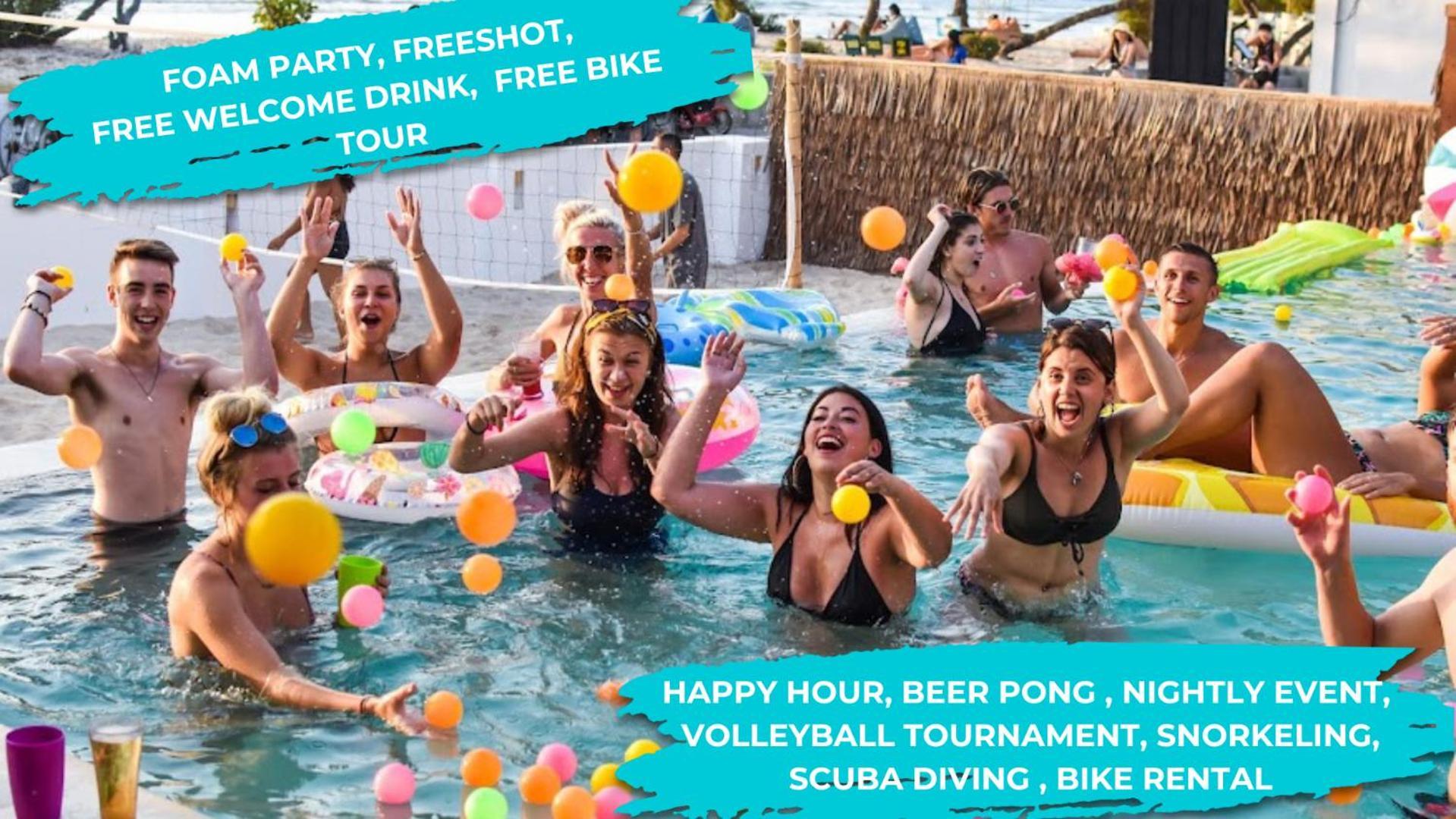 Mad Monkey Gili Trawangan Vandrehjem Eksteriør billede The pool party at the resort