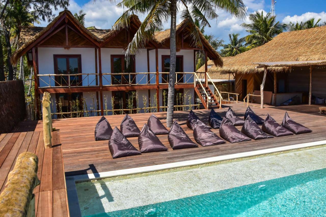 Mad Monkey Gili Trawangan Vandrehjem Eksteriør billede The resort's pool