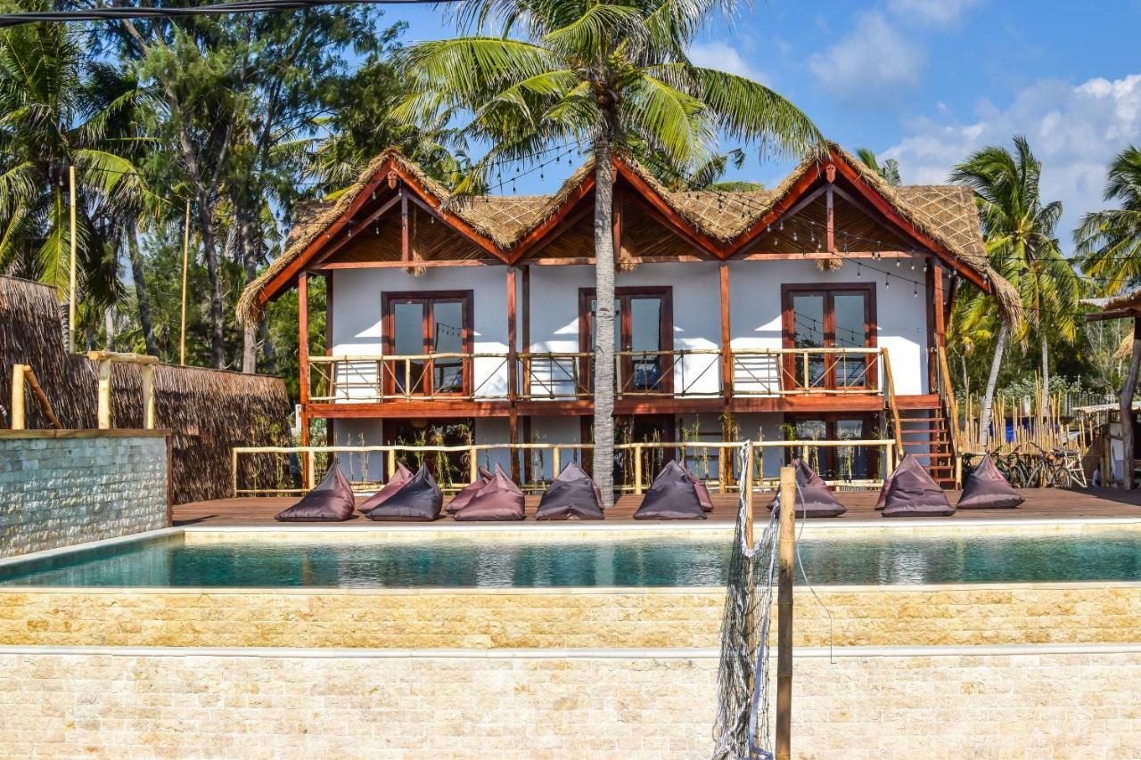 Mad Monkey Gili Trawangan Vandrehjem Eksteriør billede The resort's pool