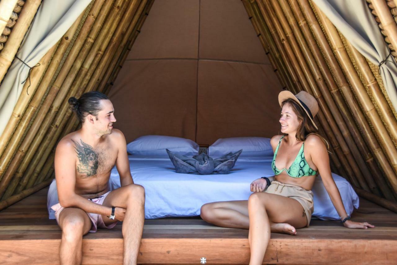 Mad Monkey Gili Trawangan Vandrehjem Eksteriør billede Bamboo house