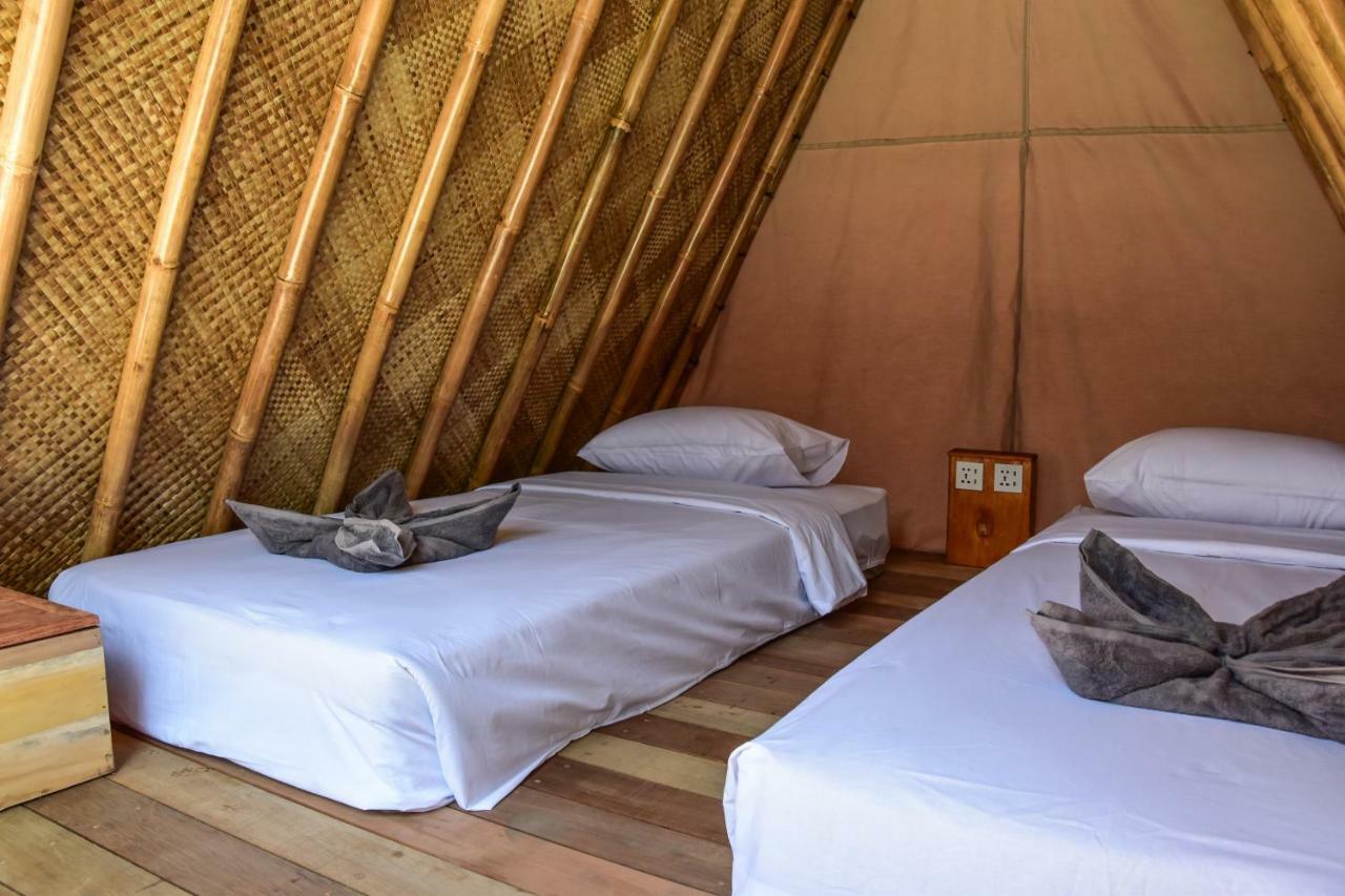 Mad Monkey Gili Trawangan Vandrehjem Eksteriør billede Interior of a bamboo house