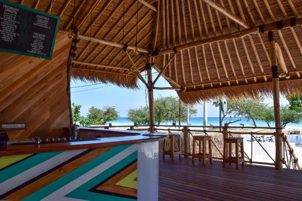 Mad Monkey Gili Trawangan Vandrehjem Eksteriør billede The bar at the beach resort