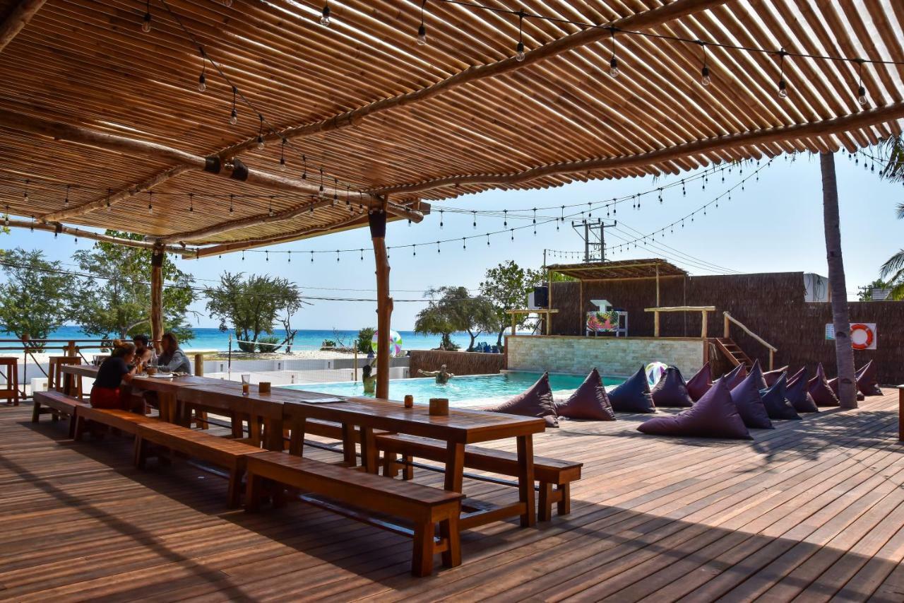 Mad Monkey Gili Trawangan Vandrehjem Eksteriør billede The beach club at the resort