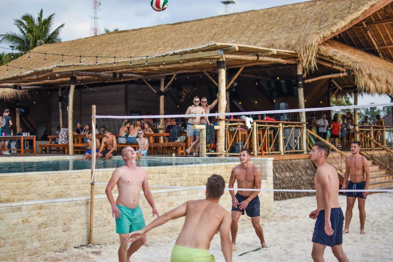 Mad Monkey Gili Trawangan Vandrehjem Eksteriør billede Beach volleyball in Croatia