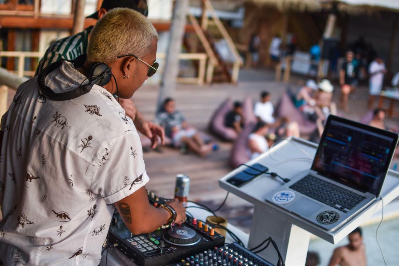 Mad Monkey Gili Trawangan Vandrehjem Eksteriør billede DJ at a beach club in Ibiza