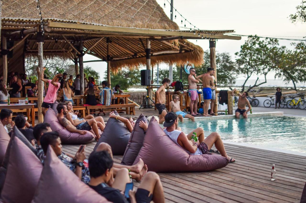 Mad Monkey Gili Trawangan Vandrehjem Eksteriør billede The Deck at 805