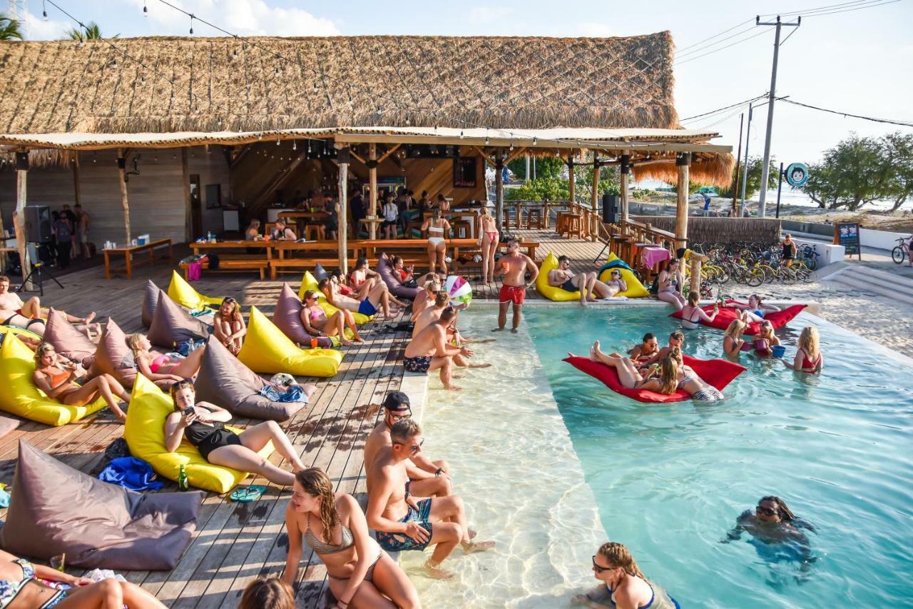 Mad Monkey Gili Trawangan Vandrehjem Eksteriør billede The beach bar
