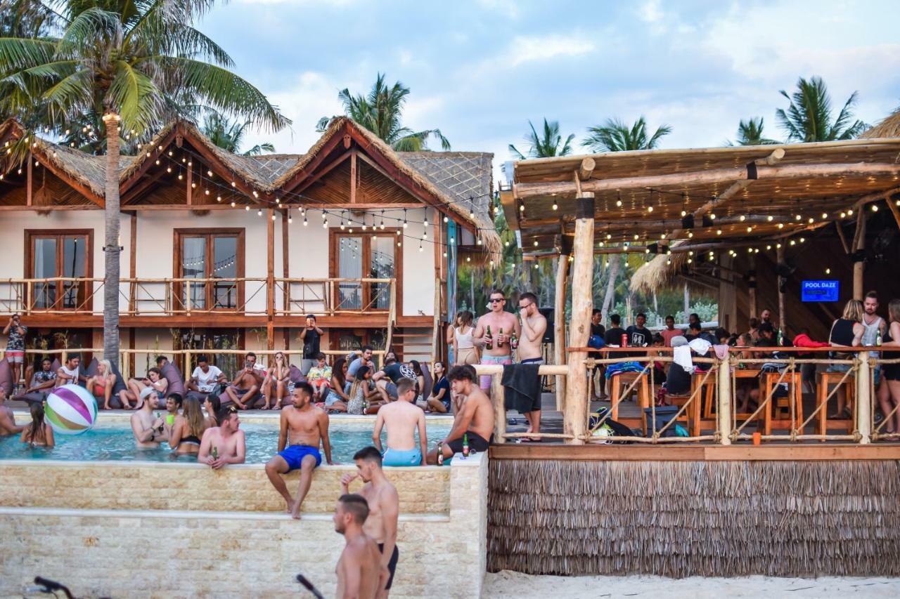 Mad Monkey Gili Trawangan Vandrehjem Eksteriør billede The beach club at the resort
